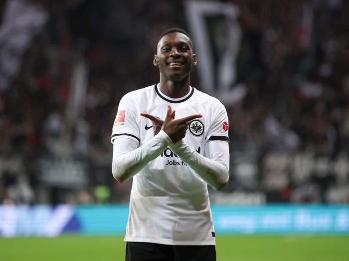FRANKFURT AM MAIN, GERMANY - NOVEMBER 09: Randal Kolo Muani of Eintracht Frankfurt celebrates after scoring their sides second goal during the Bundesliga match between Eintracht Frankfurt and TSG Hoffenheim at Deutsche Bank Park on November 09, 2022 in Frankfurt am Main, Germany. (Photo by Alex Grimm/Getty Images)