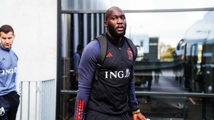 ATTENTION EDITORS - HAND OUT PICTURES - EDITORIAL USE WITH STORY ON RED DEVILS DEPARTURE TO WORLD CUP 2022 ONLY - MANDATORY CREDIT RBFA

Hand out pictures released on Tuesday 15 November 2022, by The Belgian Football Association shows Belgiums Romelu Lukaku pictured at the departure of the Red Devils from the Proximus Basecamp in Tubize to Brussels Airport, ahead of the FIFA 2022 World Cup in Qatar. The Red Devils fly to Kuwait, where they will prepare for the World Cup.
 HAND OUT - RBFA (Photo by HAND OUT - RBFA / BELGA MAG / Belga via AFP) (Photo by HAND OUT - RBFA/BELGA MAG/AFP via Getty Images)