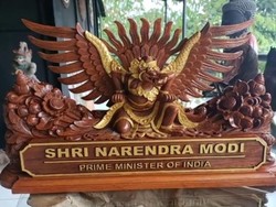 Cerita Perajin Gianyar Bikin Papan Nama Ukiran Bali untuk PM India