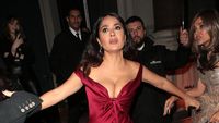 Salma Hayek Merah Membara di Hujan London