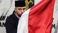 Jordi Amat yang berdarah Spanyol itu langsung mencium bendera merah putih usai resmi menjadi WNI.