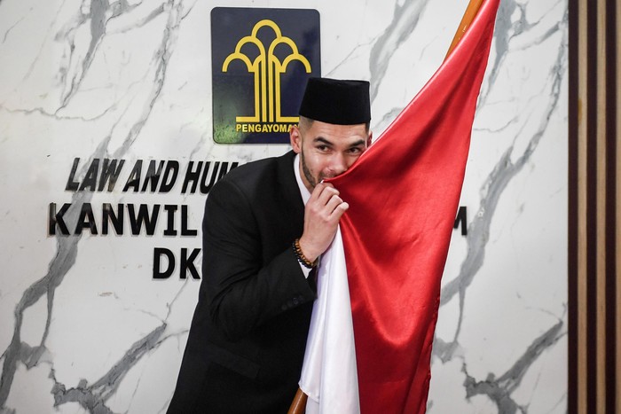 Pesepak bola Sandy Walsh (kanan) dan Jordi Amat (kiri) bersama Ketua Umum PSSI Mochamad Iriawan (kedua kanan) dan Kepala Kanwil Kemenkumham DKI Jakarta Ibnu Chuldun (kedua kiri) saling berpegangan tangan usai membacakan Sumpah Janji Setia Pewarganegaraan di Kantor Wilayah Kemenkum HAM DKI Jakarta, Kamis (17/11/2022). Pesepak bola naturalisasi asal Belanda, Sandy Walsh dan pesepak bola naturalisasi asal Spanyol, Jordi Amat resmi menjadi Warga Negara Indonesia (WNI) setelah prosesi pengucapan sumpah yang kemudian berpeluang untuk membela Timnas Indonesia di Piala AFF 2022 pada Desember mendatang. ANTARA FOTO/Hafidz Mubarak A/foc.