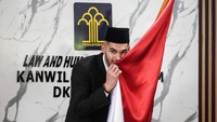 Pesepakbola naturalisasi asal Belanda, Sandy Walsh juga mencium bendera merah putih usai resmi menjadi WNI.
