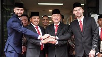 Sandy Walsh, Jordi Amat, Ketua Umum PSSI Mochamad Iriawan, dan Kepala Kanwil Kemenkumham DKI Jakarta Ibnu Chuldun saling berpegangan tangan usai pembacaan sumpah.