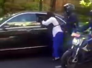 Kecolongan! Wanita Terobos Iring-iringan Jokowi saat Kunker di Pasar Badung Kecolongan! Wanita Terobos Iring-iringan Jokowi saat Kunker di Pasar Badung