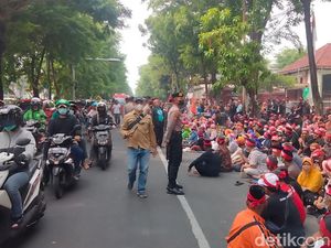 Pendukung Bechi Penuhi Jalan Jelang Vonis Kasus Pemerkosaan, Lalin Macet Pendukung Bechi Penuhi Jalan Jelang Vonis Kasus Pemerkosaan, Lalin Macet