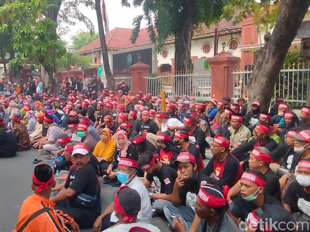 Ratusan Pendukung Anak Kiai Jombang Mas Bechi Doa Bersama Jelang Vonis Ratusan Pendukung Anak Kiai Jombang Mas Bechi Doa Bersama Jelang Vonis