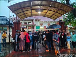 Divonis 7 Tahun, Simpatisan Mas Bechi Bertahan di Depan PN Meski Hujan