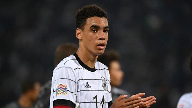 FILE PHOTO: Soccer Football - UEFA Nations League - Group C - Italy v Germany - Renato Dall'Ara Stadium, Bologna, Italy - June 4, 2022 Germany's Jamal Musiala applauds fans after the match REUTERS/Alberto Lingria/File Photo