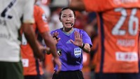 Yoshimi Yamashita dari Jepang merupakan wasit wanita terbaik di Asia saat ini. Yamashita pernah menjadi wasit di Piala Dunia Wanita 2019, Olimpiade 2020 dan Liga Champions Asia. Getty Images/Masashi Hara 