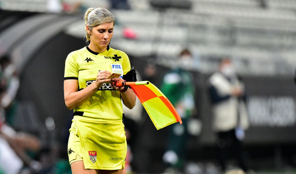 SAO PAULO, BRAZIL - AUGUST 05: Line Assistent Neuza Ines Back reacts during a match between Corinthians and Palmeiras as part of the First Match of the Sao Paulo State Championship Final at Arena Corinthians on August 5, 2020 in Sao Paulo, Brazil. The match is played behind closed doors and with precautionary measures against the spread of coronavirus (COVID-19). (Photo by MB Media/Getty Images)