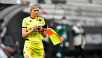 Neuza Back merupakan asisten wasit asal Brasil. Wasit 37 tahun itu merupakan salah satu dari 69 asisten wasit yang terpilih untuk Piala Dunia 2022. Getty Images/MB Media