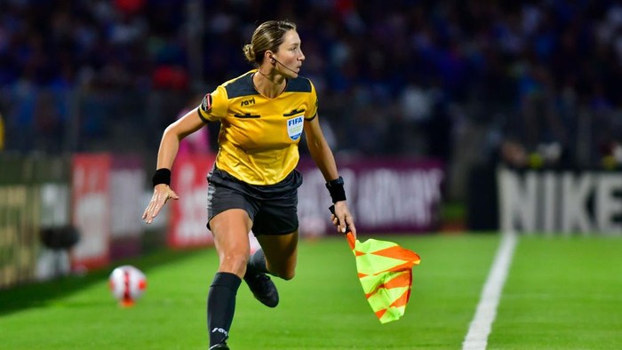 Sosok 6 Wasit Wanita di Piala Dunia 2022 Qatar MEXICO CITY, MEXICO - APRIL 05: Kathryn Nesbitt, assistant referee, runs during the semifinal first leg match between Pumas UNAM and Cruz Azul as part of the Concacaf Champions League 2022 at Olimpico Universitario Stadium on April 5, 2022 in Mexico City, Mexico. (Photo by Jaime Lopez/Jam Media/Getty Images)