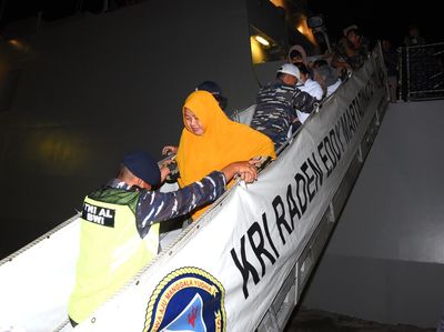 Proses Evakuasi Penumpang Kapal Terbakar di Perairan Bali