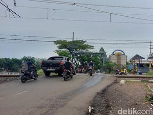 Mobil Sedan Ringsek Usai Tabrakan dengan KRL di Jakbar, Tak Ada Korban