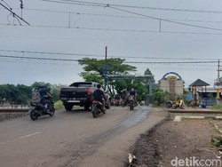 Mobil Sedan Ringsek Usai Tabrakan dengan KRL di Jakbar, Tak Ada Korban