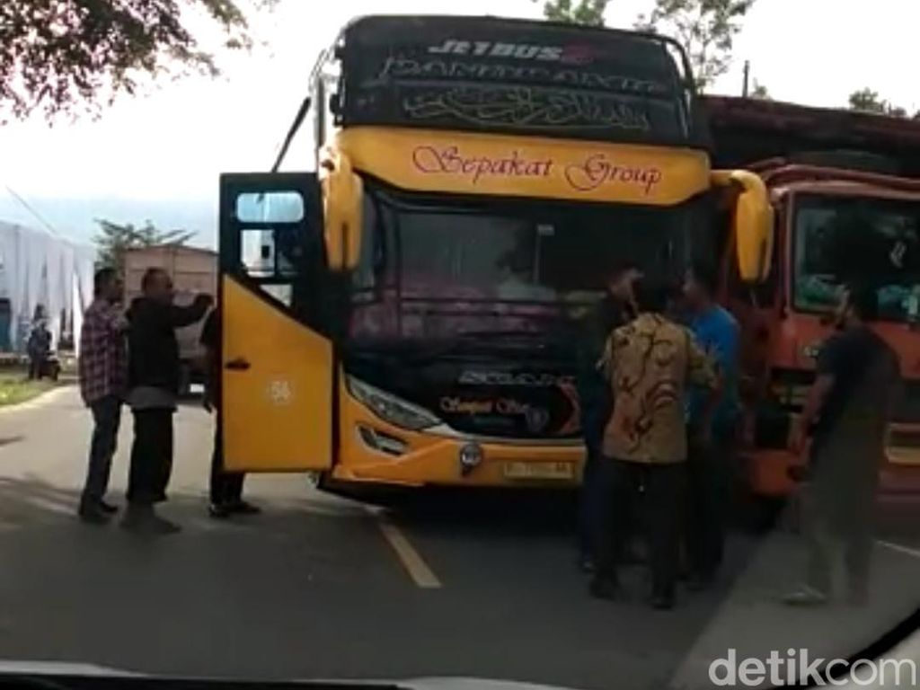 Cerita Penghulu di Aceh Lerai Sopir Truk-Bus yang Nyaris Adu Jotos di Jalan