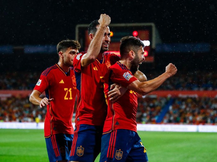 XI Spanish team Ferran Torres, Marco Asensio, Sergio Busquets, Pau Torres, Eric Garcia, Cesar Azpilicueta, Pedri, Gavi, Pablo Sarabia, Jordi Alba during the UEFA Nations League match Group 2 between Spain v Switzerland at La Romareda Stadium in Zaragoza, Spain, on September 24th, 2022.  (Photo by Xavier Bonilla/NurPhoto via Getty Images)