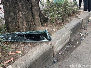 Asyik Bercerita saat Mengemudi Motor, Penumpang Tewas Tabrak Pohon