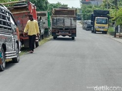 Warga Bojonegoro Keluhkan Bau Menyengat Truk Ternak yang Parkir Seenaknya