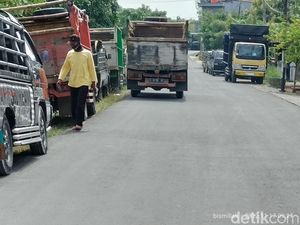 Warga Bojonegoro Keluhkan Bau Menyengat Truk Ternak yang Parkir Seenaknya Warga Bojonegoro Keluhkan Bau Menyengat Truk Ternak yang Parkir Seenaknya