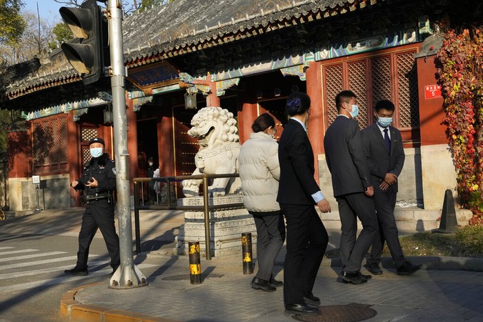 Universitas di Beijing Lockdown Usai Temuan Satu Kasus COVID-19 A Chinese police officer monitors an entrance to the Peking University in Beijing, Wednesday, Nov. 16, 2022. Chinese authorities locked down the major university in Beijing on Wednesday after finding one COVID-19 case as they stick to a
