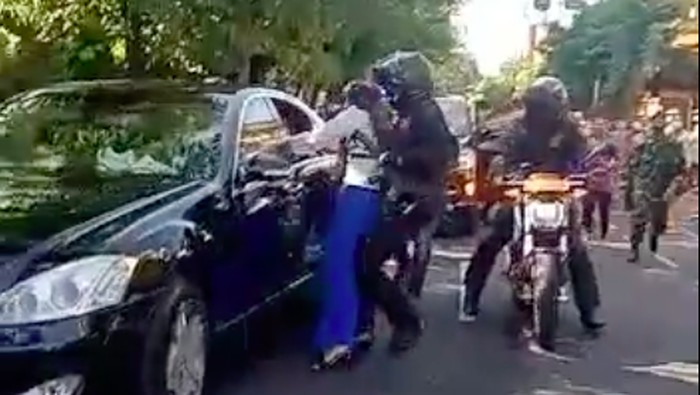 Viral wanita di Bali terobos Paspampres untuk salaman dan minta kaus dari Jokowi (Tangkapan video viral)