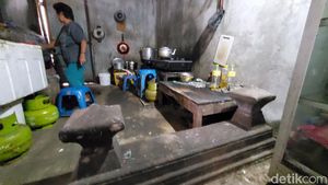 Potret Makam Tua dalam Rumah Warga Taman Sari Jogja