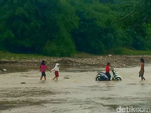 Derita Warga Kamal Brebes Tiap Hari Seberangi Sungai gegara Akses Putus