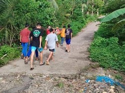 Warga di Mamuju Tandu Jenazah 25 Km Seberangi Sungai-Lewati Jalan Rusak