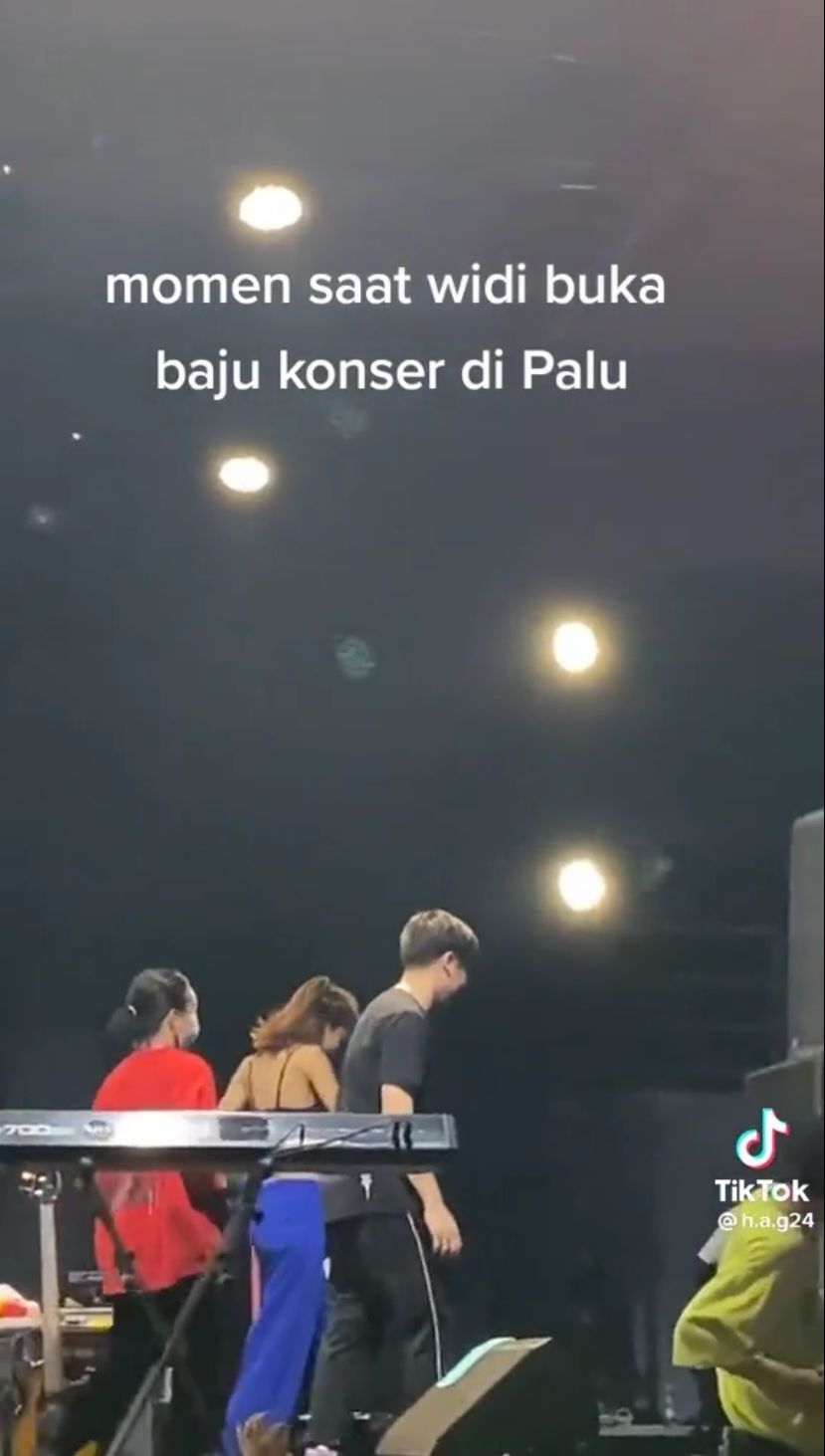 Widy Vierratale Buka Baju di Atas Panggung