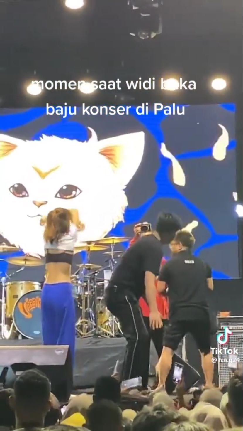 Widy Vierratale Buka Baju di Atas Panggung
