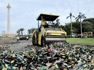 14 Ribu Miras Ilegal Dimusnahkan di Monas