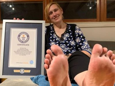 6 Foto Wanita Pemilik Kaki Terbesar di Dunia