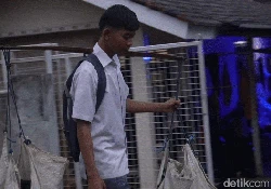 Kisah Adia Pelajar Sukabumi Jualan Sayur Sebelum Pergi Sekolah