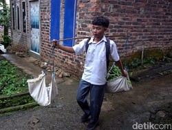 Adia Penjual Sayur di Sukabumi Hanya Punya Satu Seragam SMA
