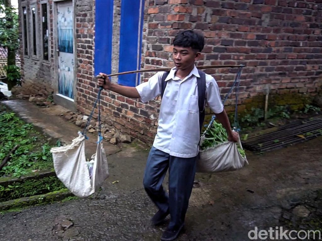 Adia Penjual Sayur di Sukabumi Hanya Punya Satu Seragam SMA Adia Penjual Sayur di Sukabumi Hanya Punya Satu Seragam SMA