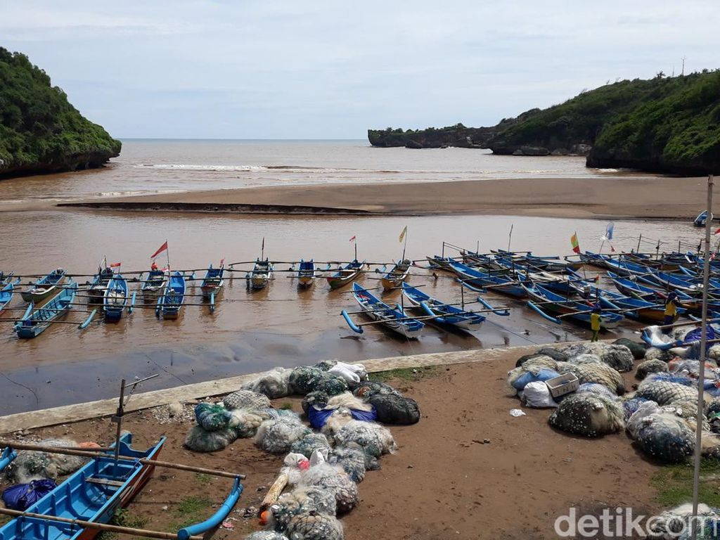 Bikin Geger, Air Laut Pantai Baron Tiba-tiba Berwarna Cokelat Bikin Geger, Air Laut Pantai Baron Tiba-tiba Berwarna Cokelat