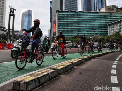 Aksi Bike to Work Tolak Penghapusan Anggaran Jalur Sepeda Jakarta