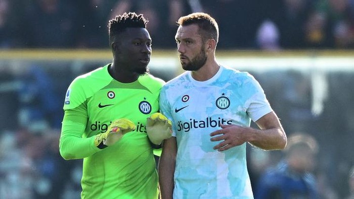 BERGAMO, ITALY - NOVEMBER 13:  Stefan De Vrij  and Andre Onana of FC Internazionale react during the Serie A match between Atalanta BC and FC Internazionale at Gewiss Stadium on November 13, 2022 in Bergamo, Italy. (Photo by Mattia Ozbot - Inter/Inter via Getty Images)