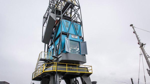 Aneh Tapi Keren, Ada Rumah di Atas Crane!