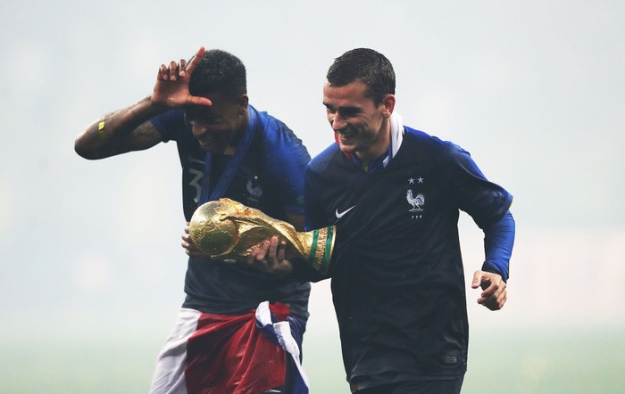 MOSCOW, RUSSIA - JULY 15: Presnel Kimpembe and Antoine Griezmann of France are seen with the trophy during the 2018 FIFA World Cup Russia Final between France and Croatia at Luzhniki Stadium on July 15, 2018 in Moscow, Russia. (Photo by Ian MacNicol/Getty Images)