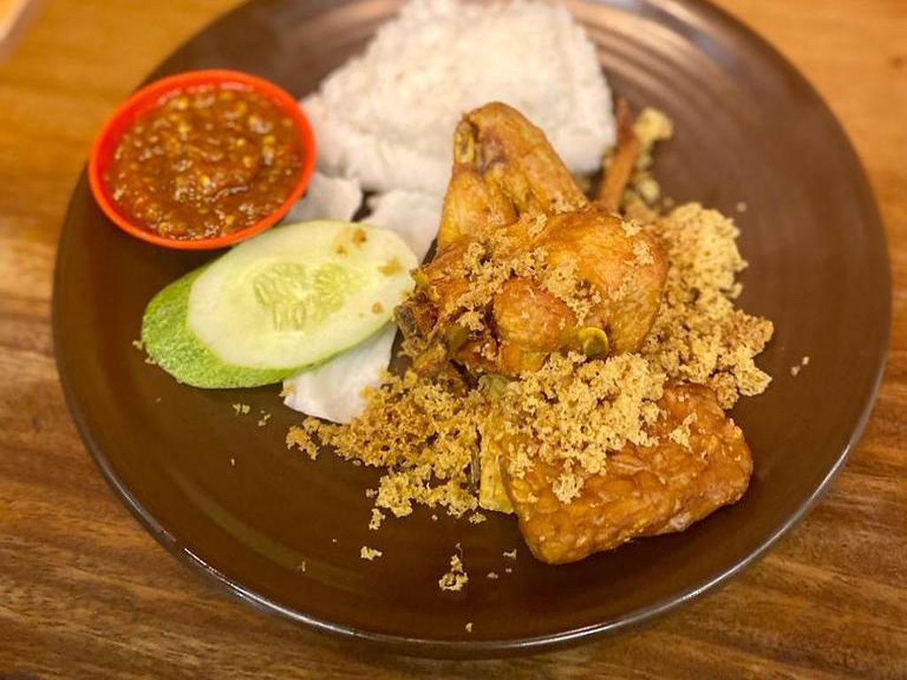 5 Tempat Makan Ayam Goreng Kremes di Jakarta Ini Terkenal Enak