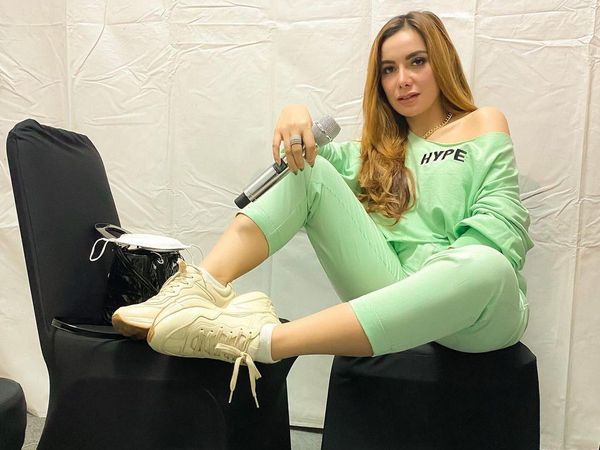Digoda Pejabat, Balena Nabok Jaga Martabat