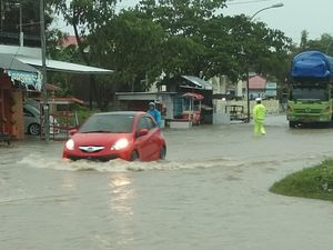 Banjir Rendam Jalan Poros di Majene Sulbar, Lalin Tersendat Banjir Rendam Jalan Poros di Majene Sulbar, Lalin Tersendat