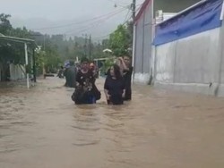 Banjir Rendam Permukiman di Mamuju, Warga Ramai-ramai Mengungsi