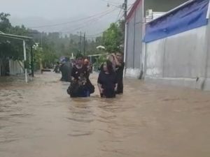 Banjir Rendam Permukiman di Mamuju, Warga Ramai-ramai Mengungsi Banjir Rendam Permukiman di Mamuju, Warga Ramai-ramai Mengungsi
