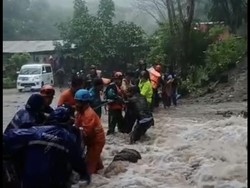 Menegangkan, Penyelamatan 95 Murid SD Terjebak Banjir Saat Berkemah