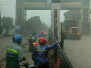 Banjir Parepare Setinggi Leher Rendam Permukiman, Warga Mulai Dievakuasi Banjir Parepare Setinggi Leher Rendam Permukiman, Warga Mulai Dievakuasi