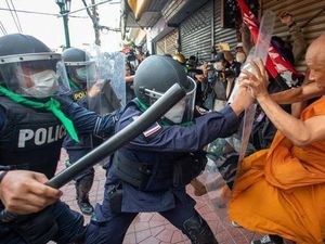 Aksi Demo Tolak KTT APEC di Thailand Dibubarkan Tembakan Peluru Karet Aksi Demo Tolak KTT APEC di Thailand Dibubarkan Tembakan Peluru Karet